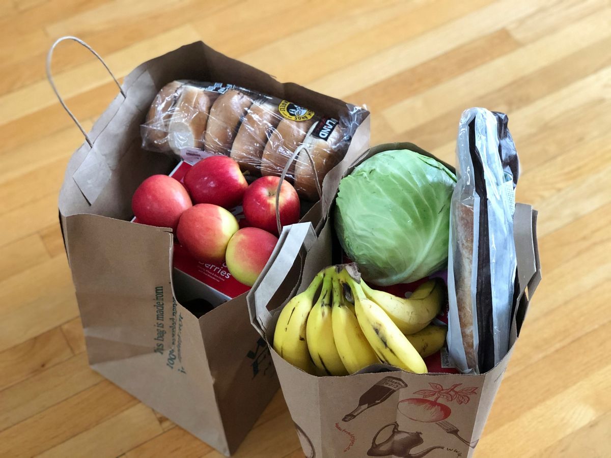 紙袋に入ったいろいろな野菜