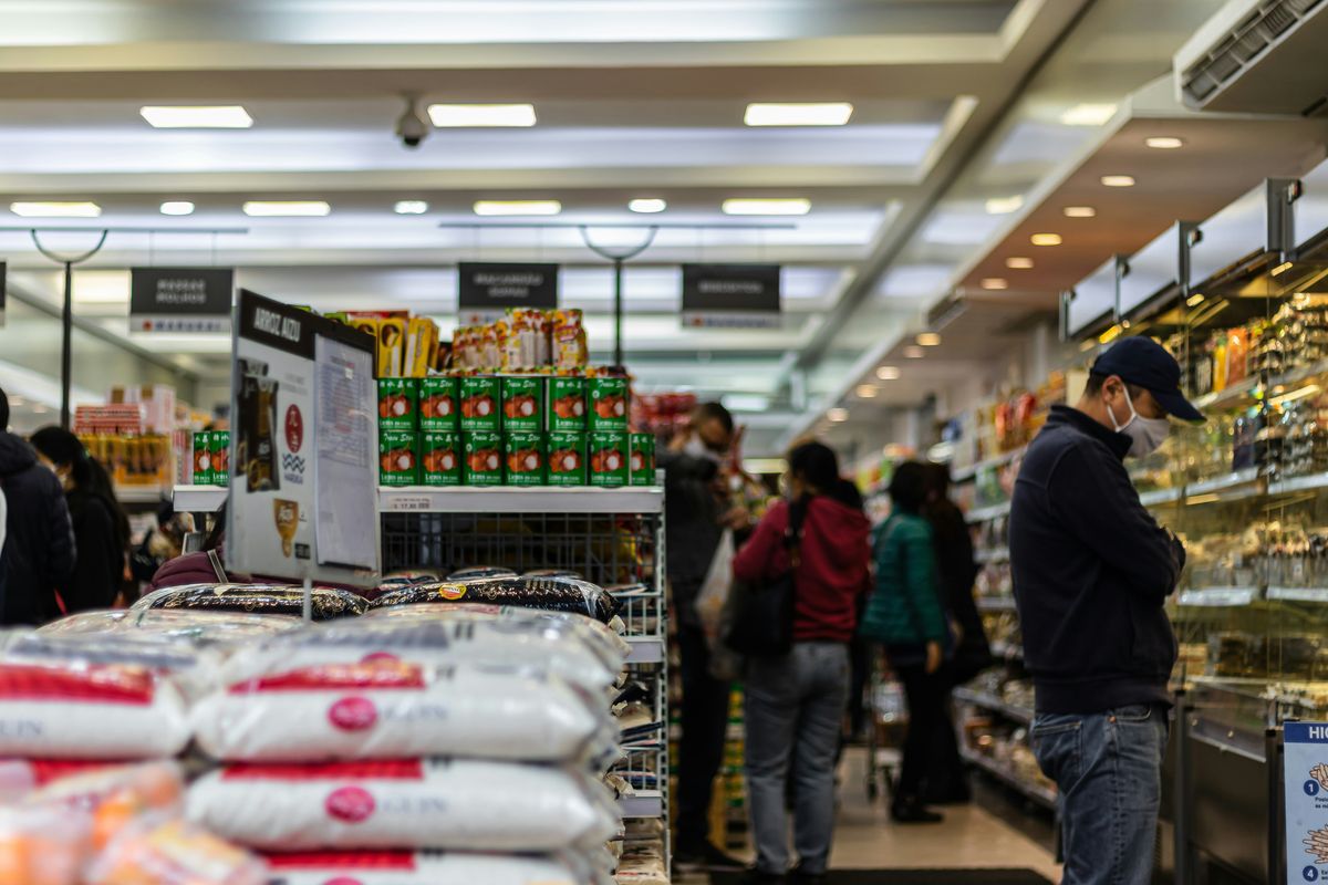 食品売り場にいる人々