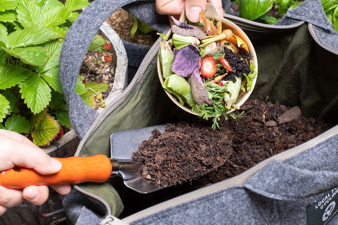 コンポストに生ごみを入れるところ