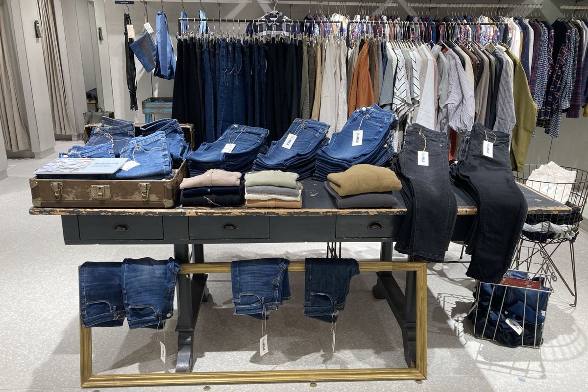 無印良品の「洗いなおした服」の売り場コーナー