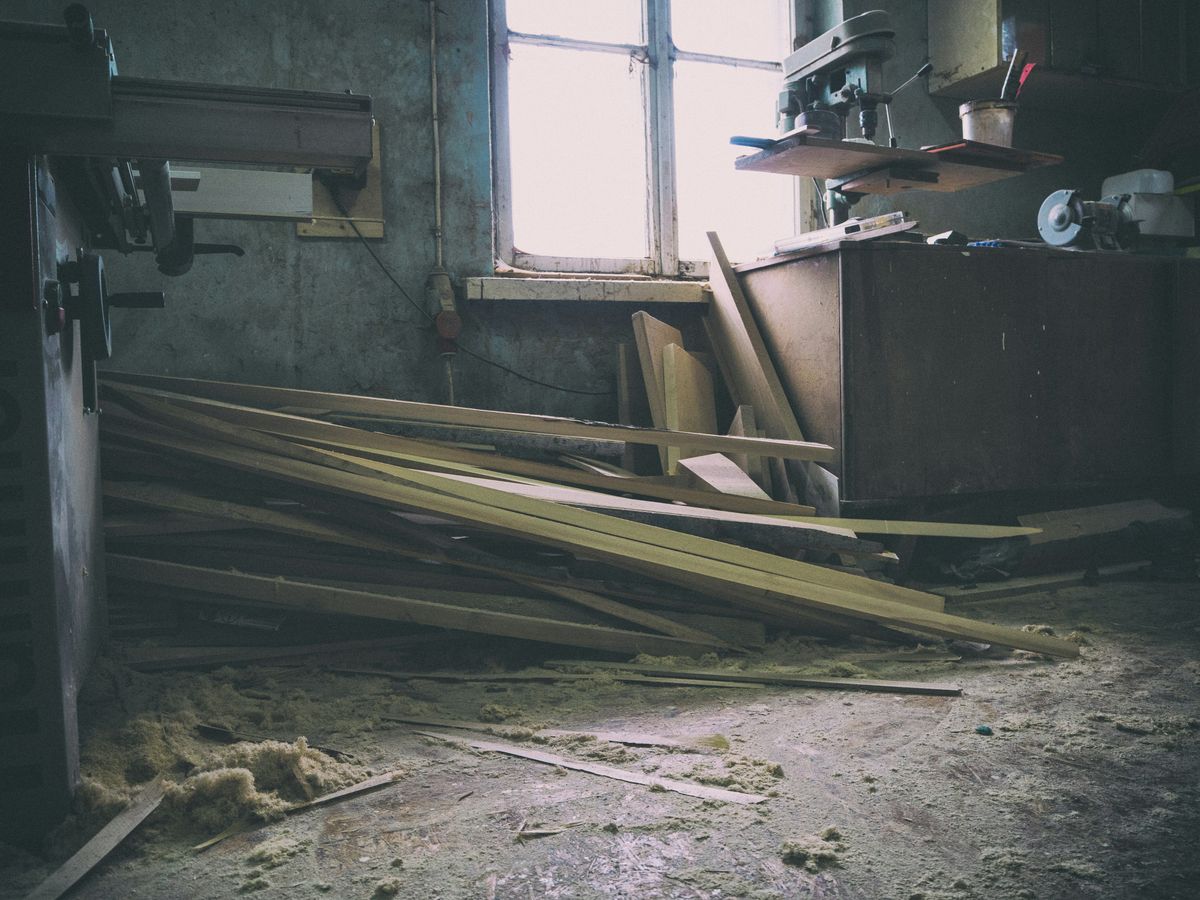 金属が積まれた暗い部屋