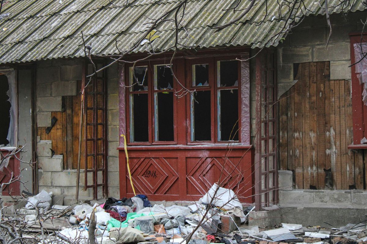 建物の前に置かれたごみの山