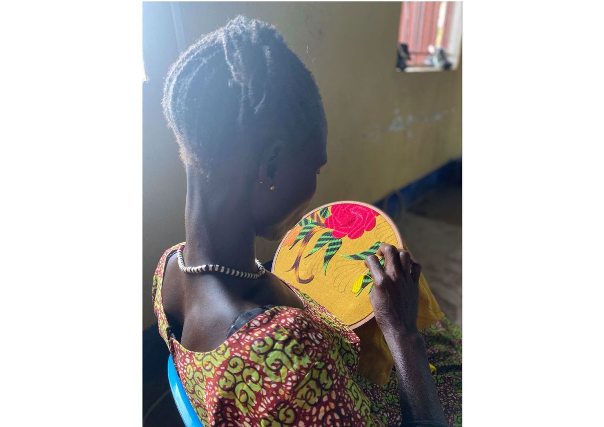 刺繍をする難民女性