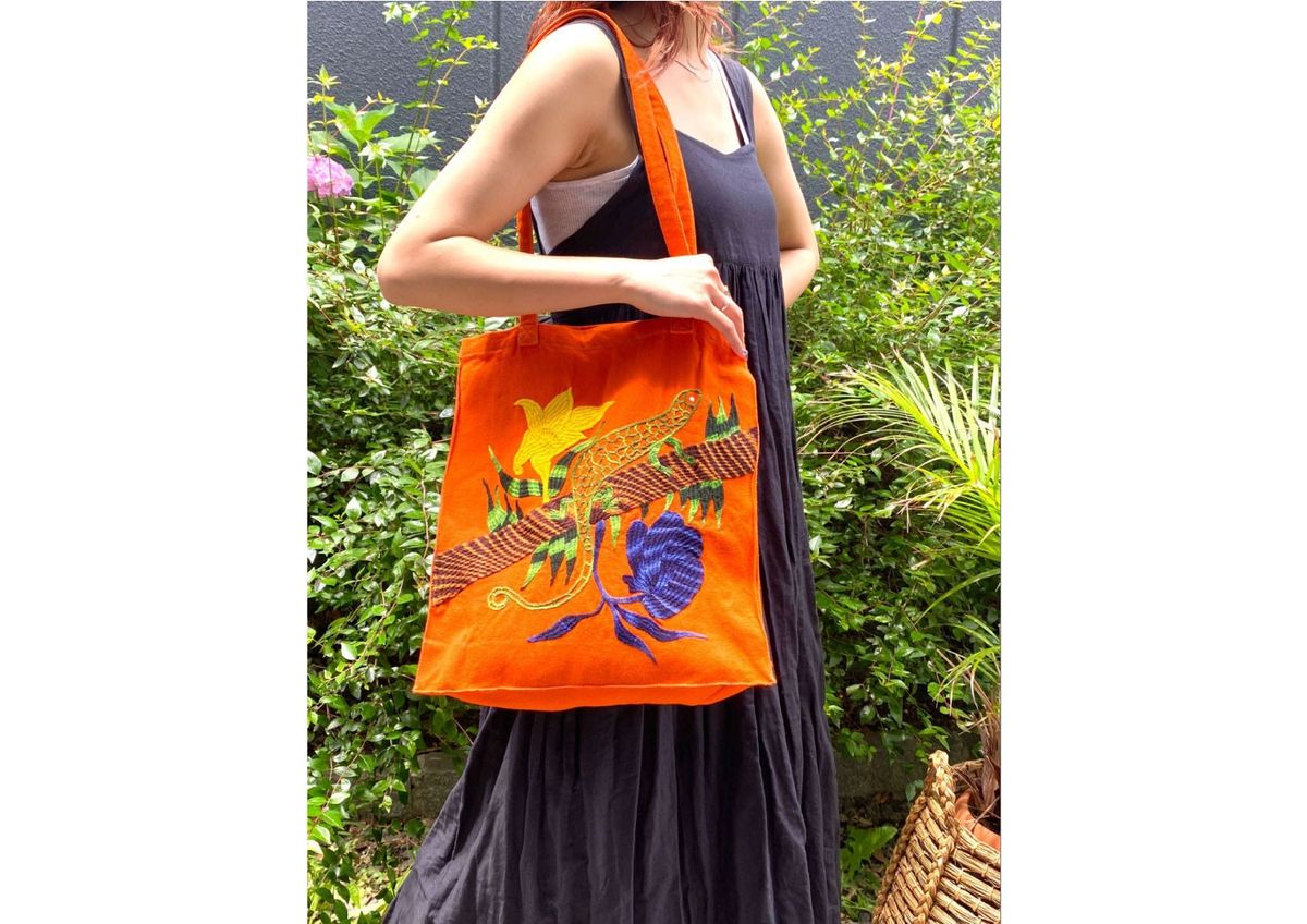 刺繍トートバッグを持った女性