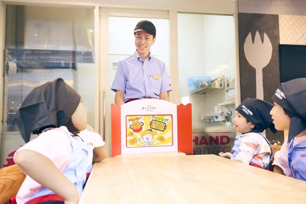 子どもたちに紙芝居を見せている様子