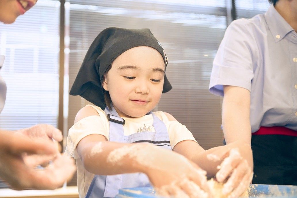 調理体験をする女の子
