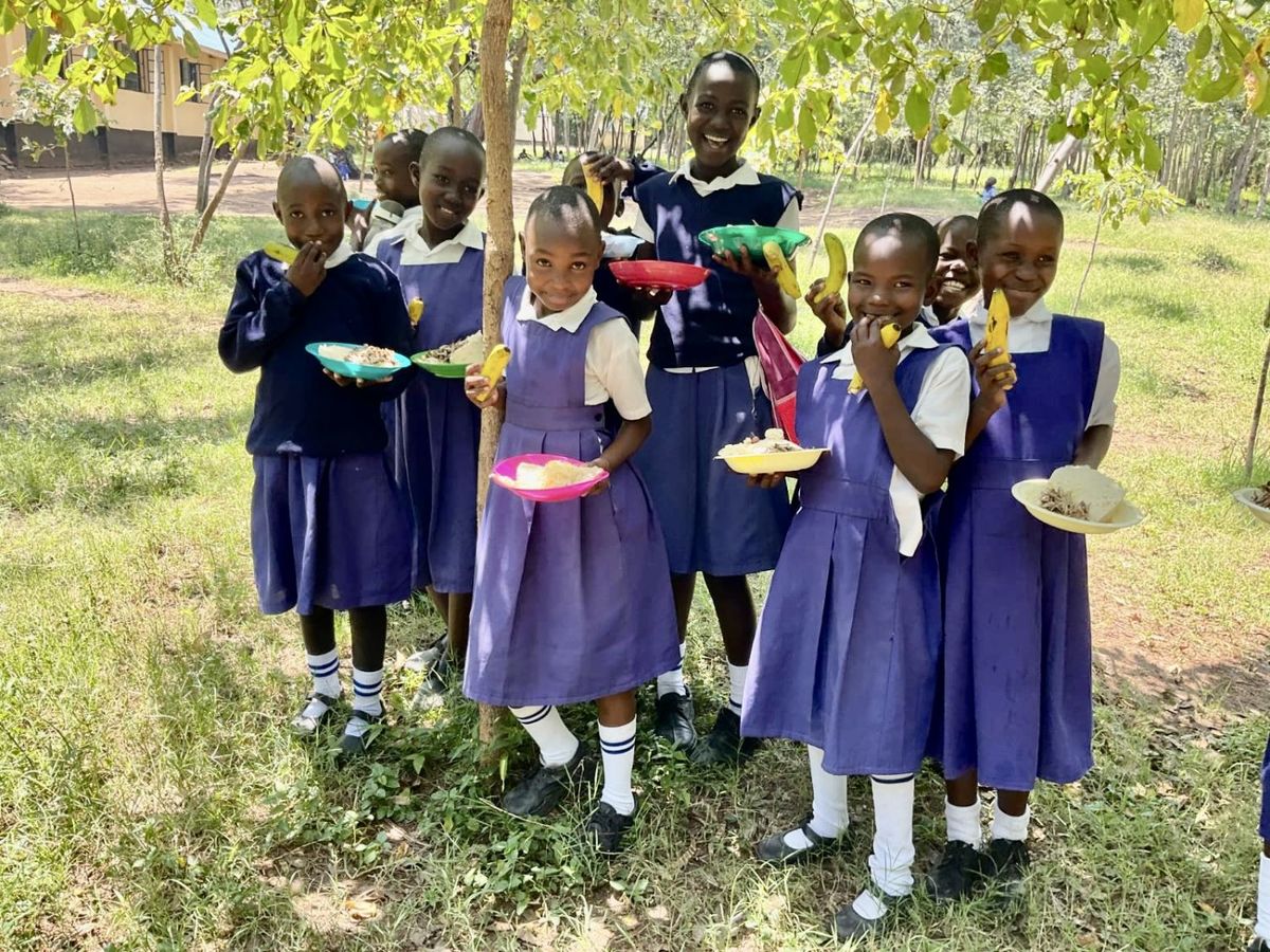 ケニアの小学校で給食を楽しむ子どもたち