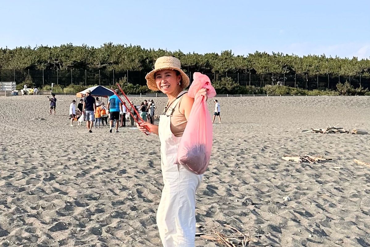 ビーチクリーンに参加する人