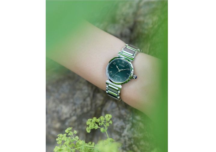 サステナブルな腕時計「CITIZEN L」からスズランモチーフの新作登場
