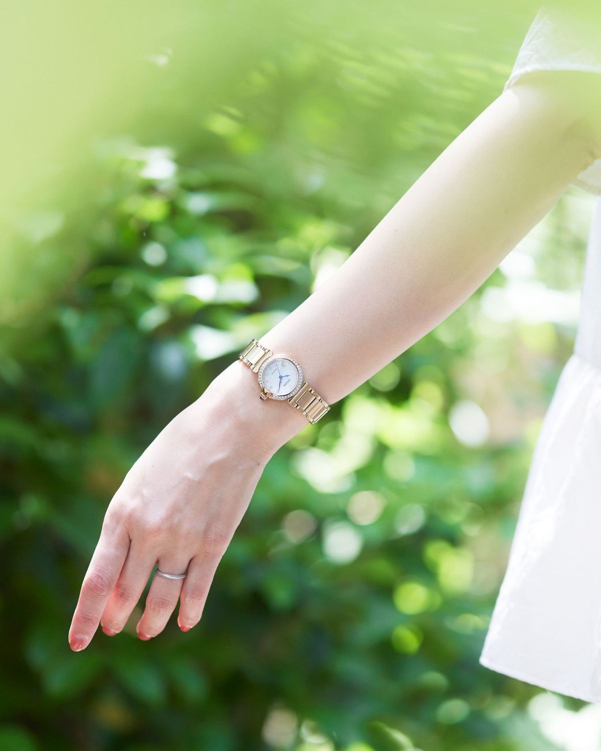 「シチズン エル」をつけた女性の手