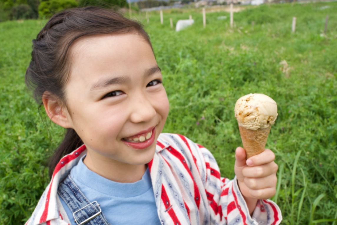 ソフトクリームを食べる女の子