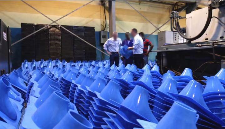 リクシルのプラスチック製の簡易式トイレ「SATO」