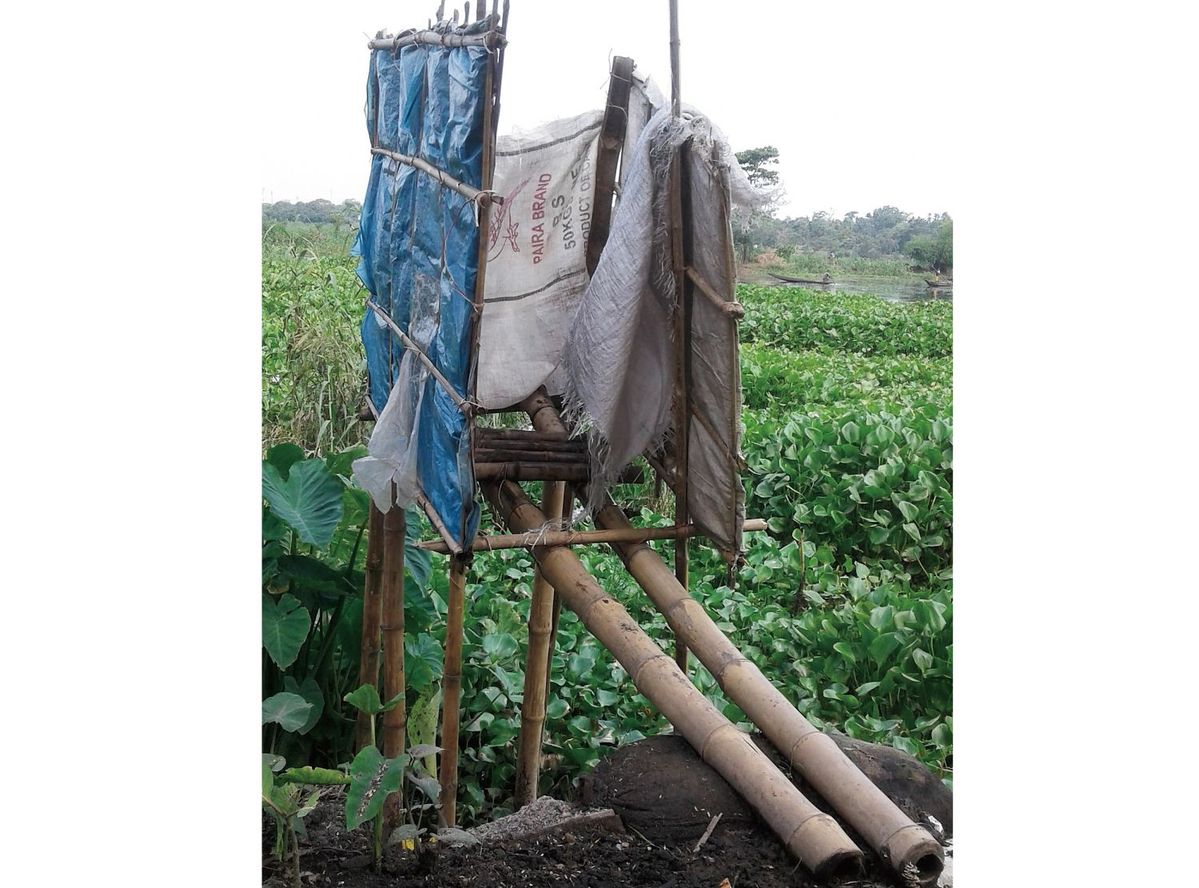 開発途上国で使われる屋外のトイレ