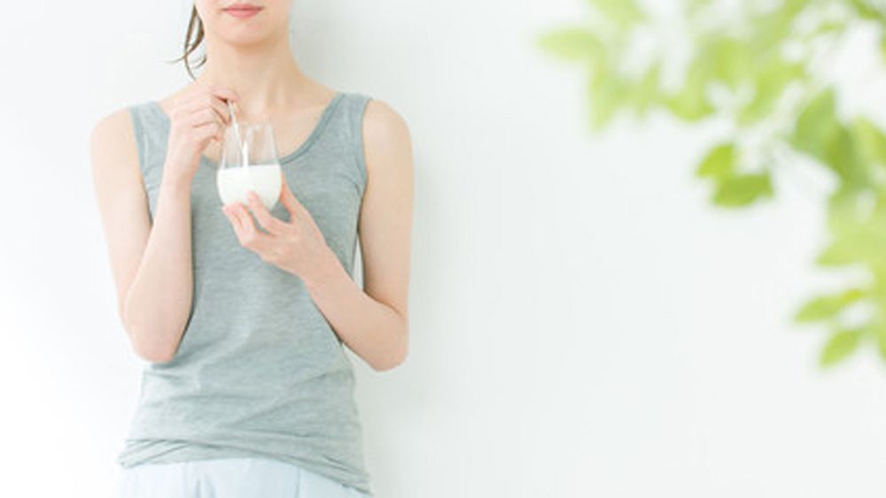 飲み物を飲む女性