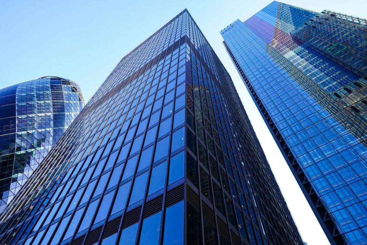 ガラス張りの高層ビル