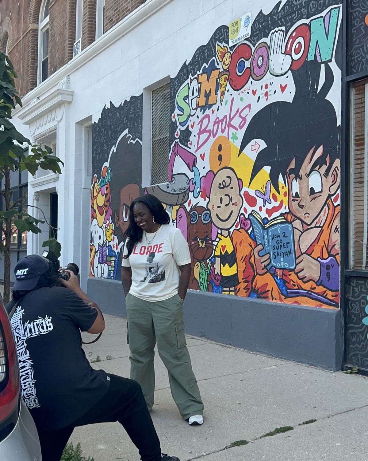 セミコロン・ブックスの前で写真に映るダニエルさん