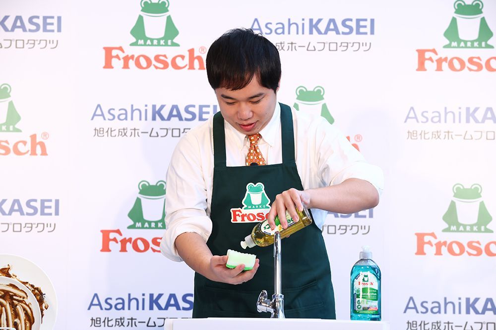 せいやが皿洗いをする様子