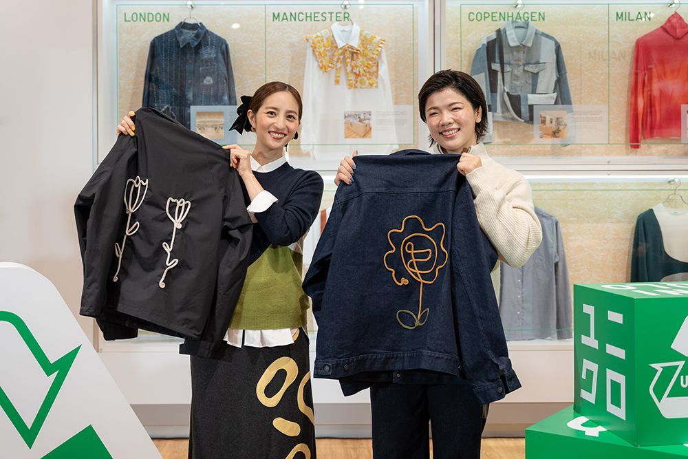 完成した服を見せる二人