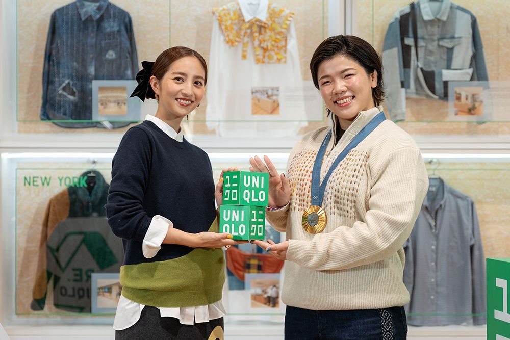 RE.UNIQLOのロゴを持った二人