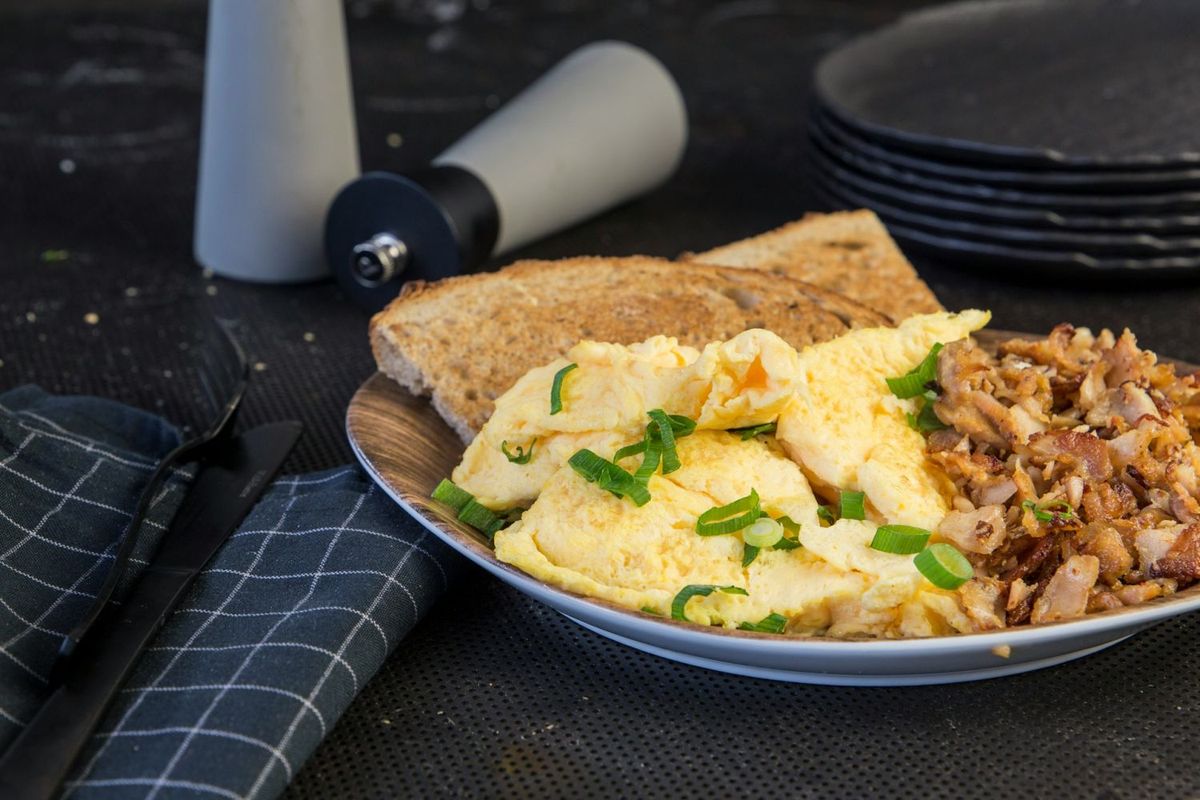 スクランブルエッグとパン