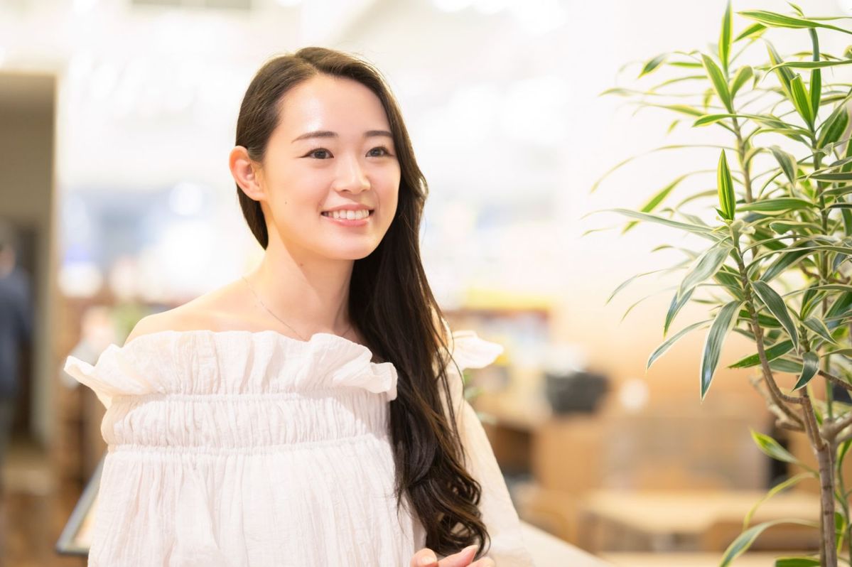 ヨガの講師を行うTsukiさん。