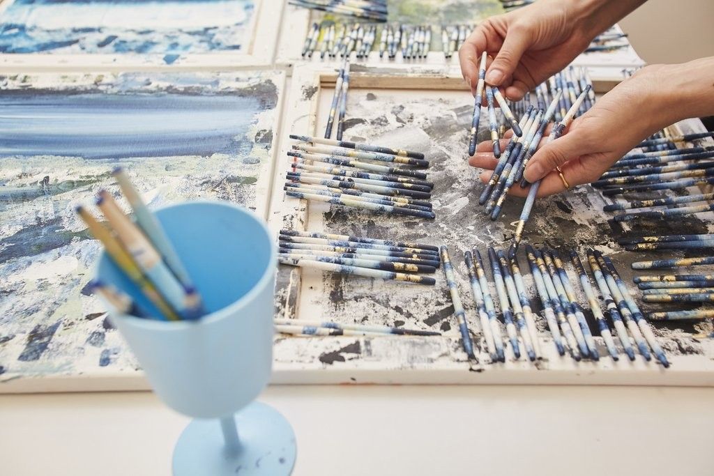 ペイントしたブラシを仕分ける様子