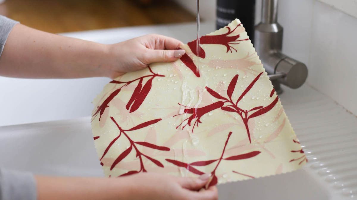 ミツロウラップを水で洗う様子