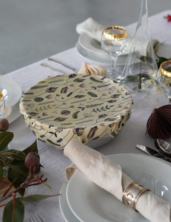 ボールに蓋をしたミツロウラップ