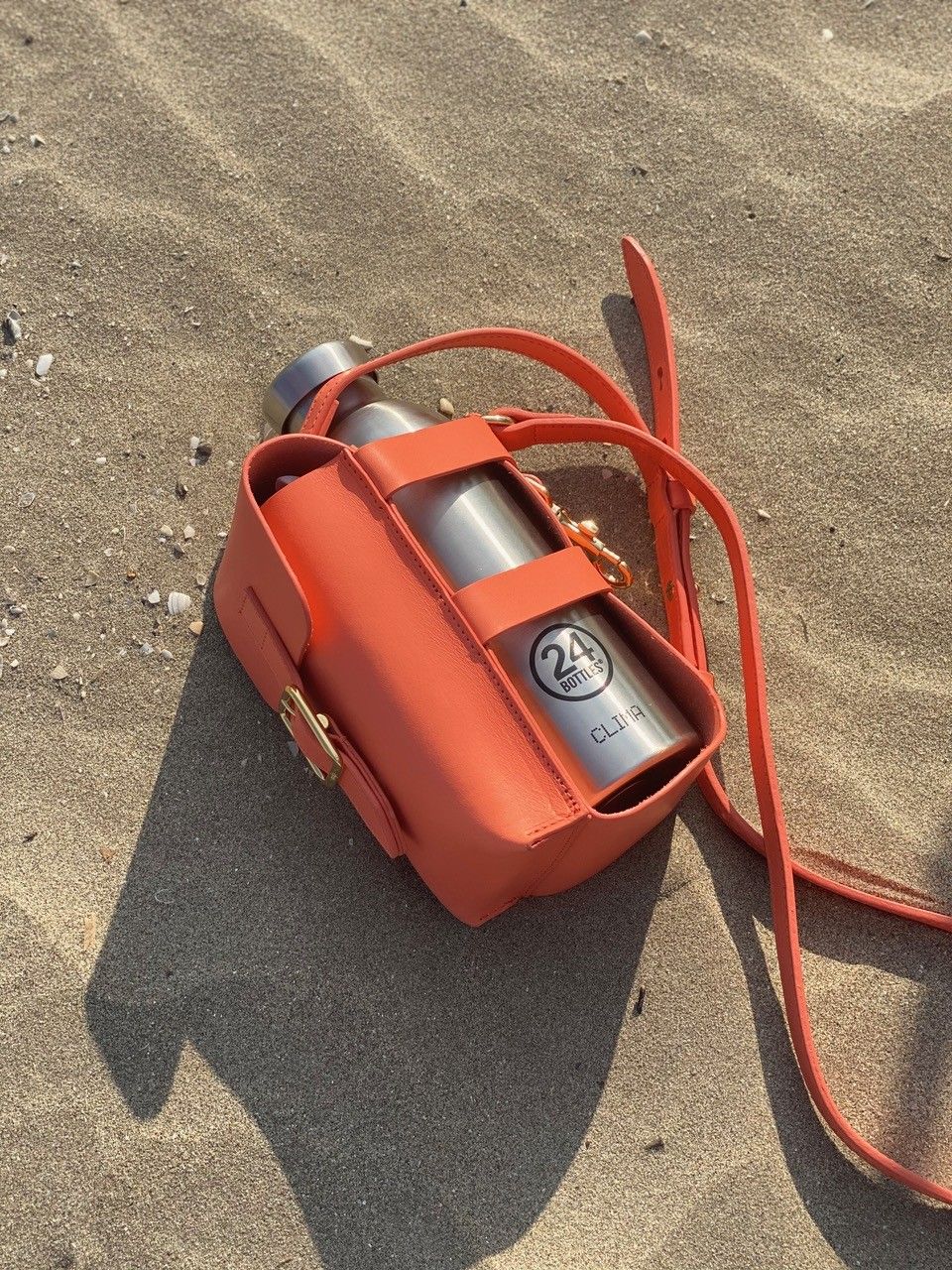 砂浜に置かれたBOTTLE BAG WITH BOTTLE