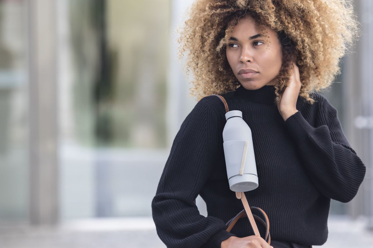 バックのストラップにCloscaのエコボトルを取り付けたところ