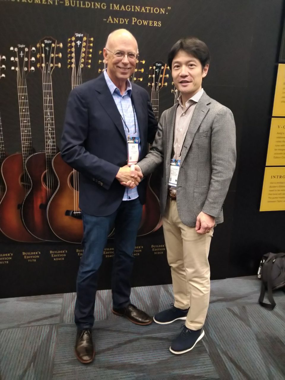 テイラー社 共同創設者のボブ・テイラー氏（左）と、島村楽器代表取締役社長の廣瀬 利明（右）