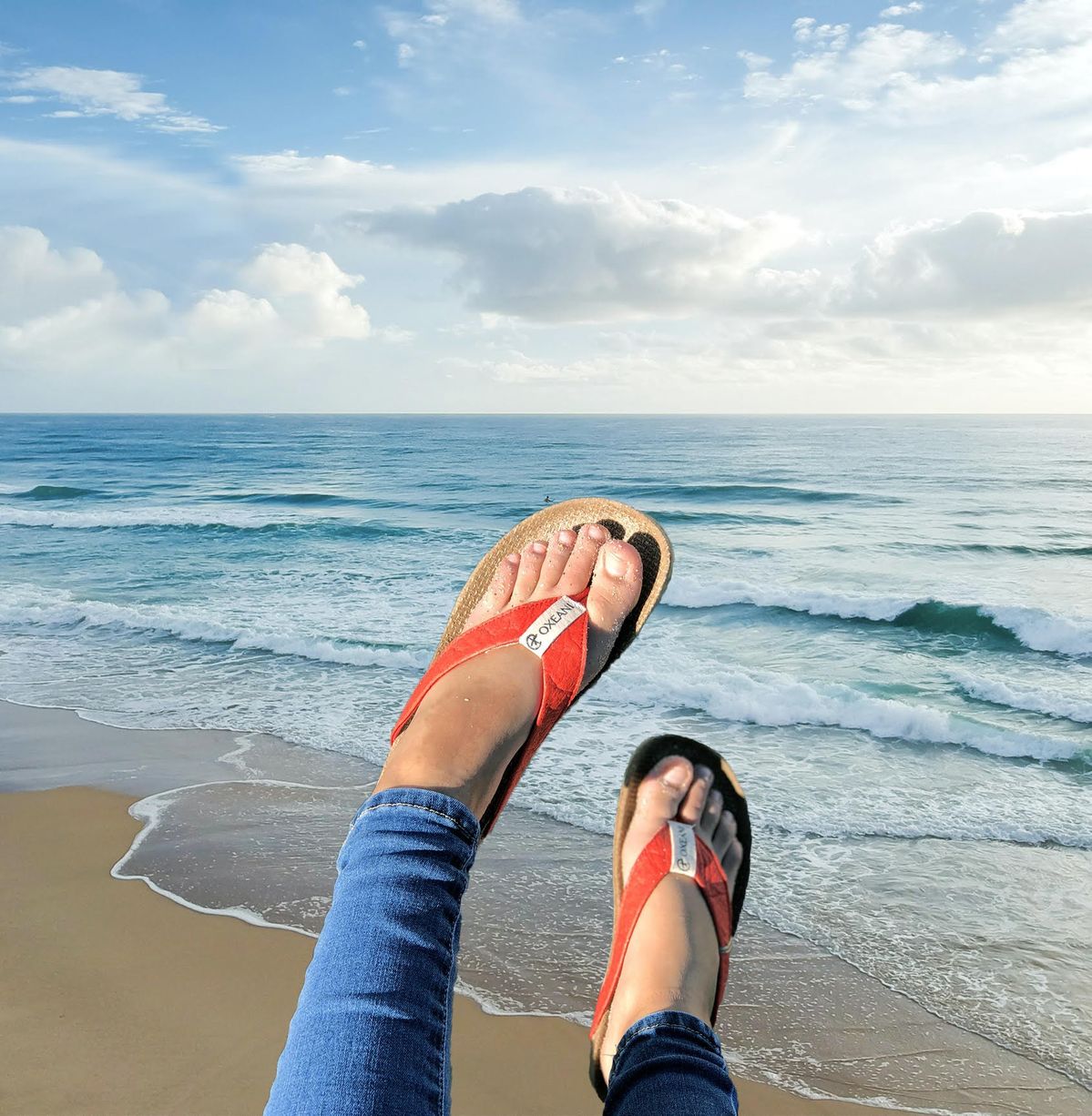 パプリカのoxeaniを履いた足と海