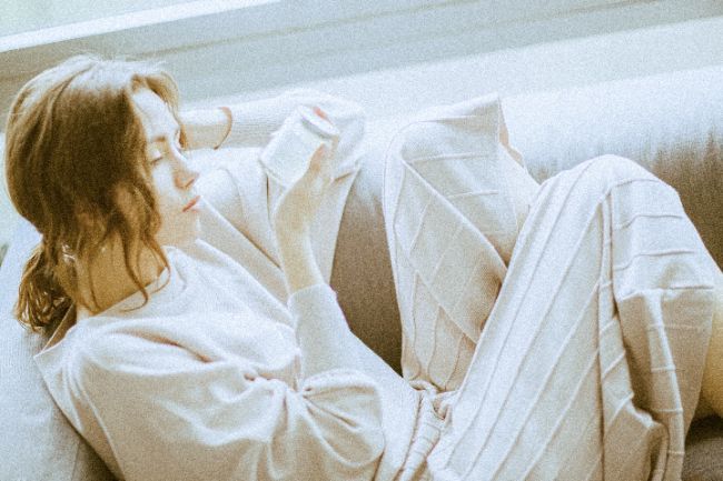 trackの商品を見つめる女性