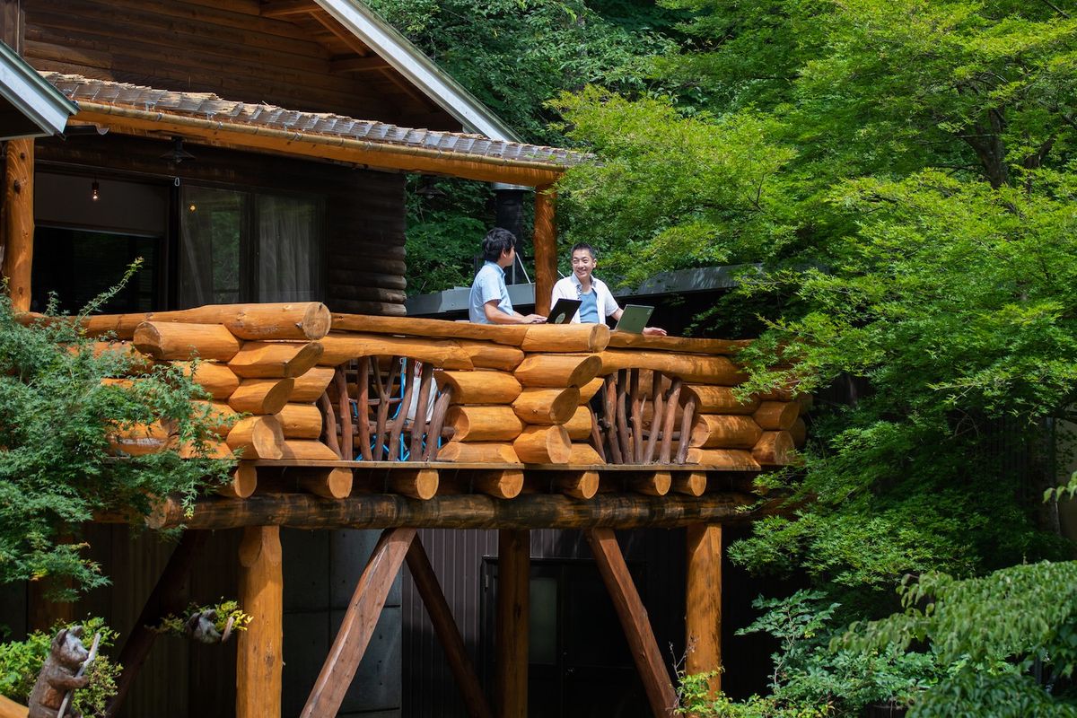 キャンプ場で仕事をする風景