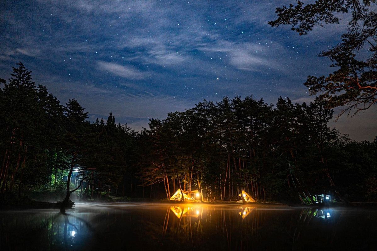 夜のキャンプの様子