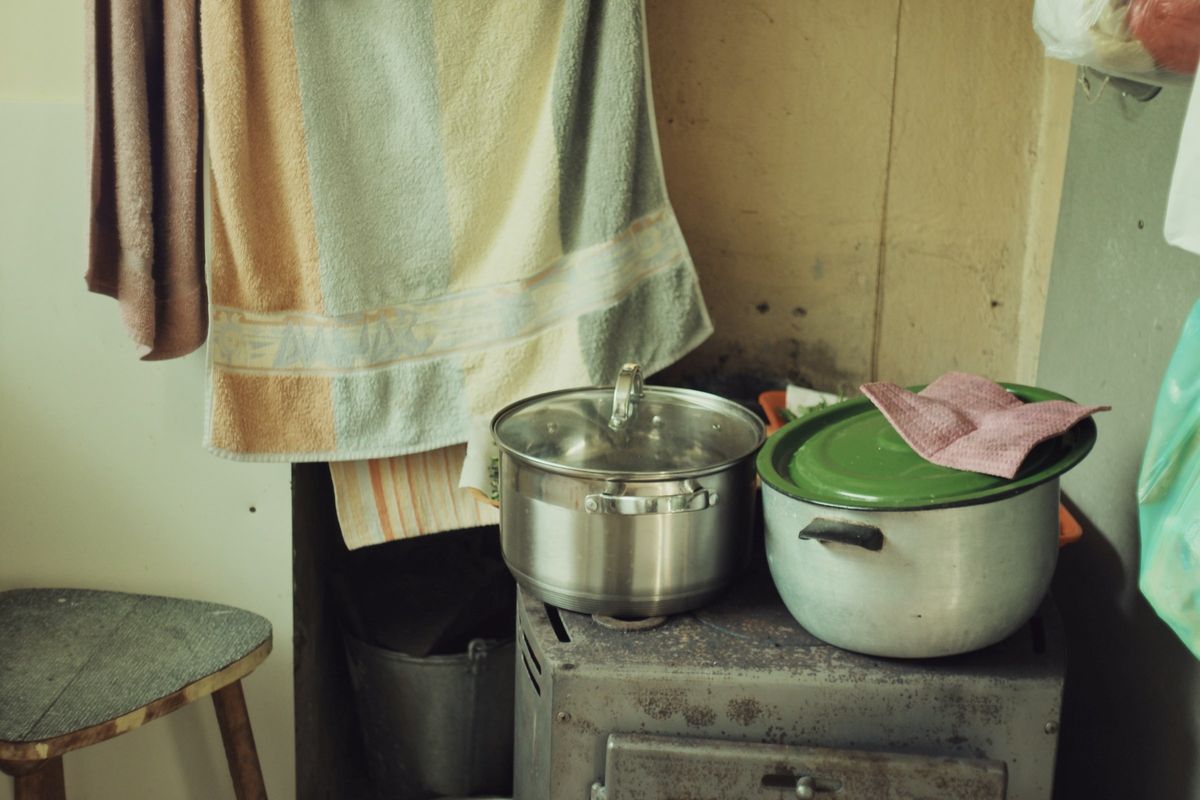 鍋が置かれた台所の風景