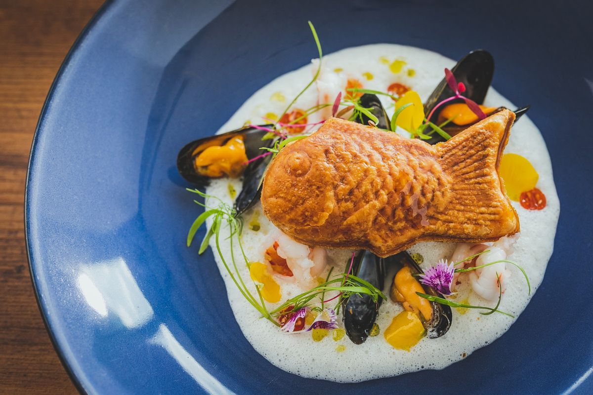 鯛の形をした料理の一皿