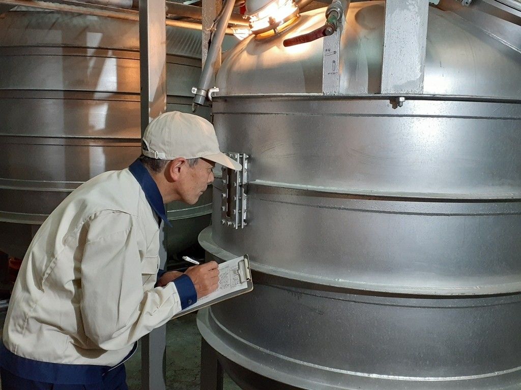 蒸留の様子を覗き込む男性