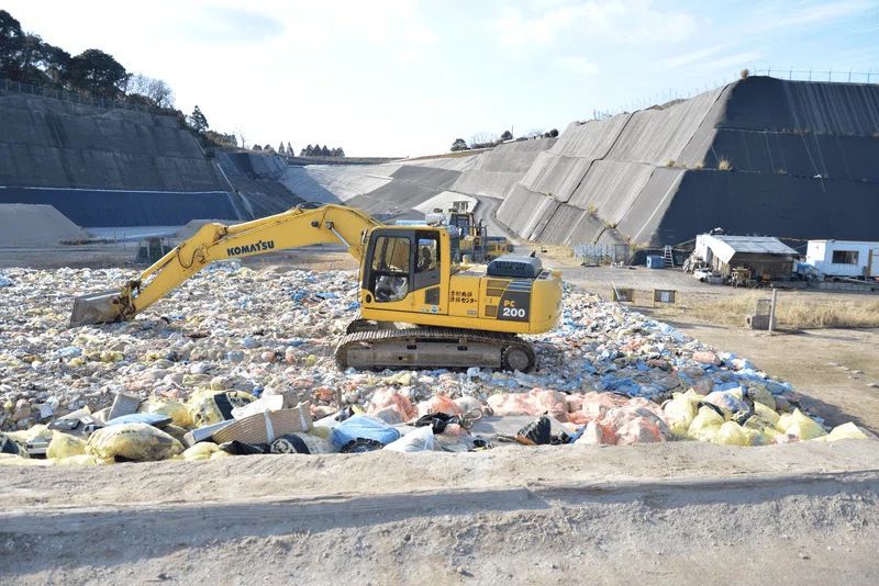 ごみ処理場でごみを埋め立てている様子