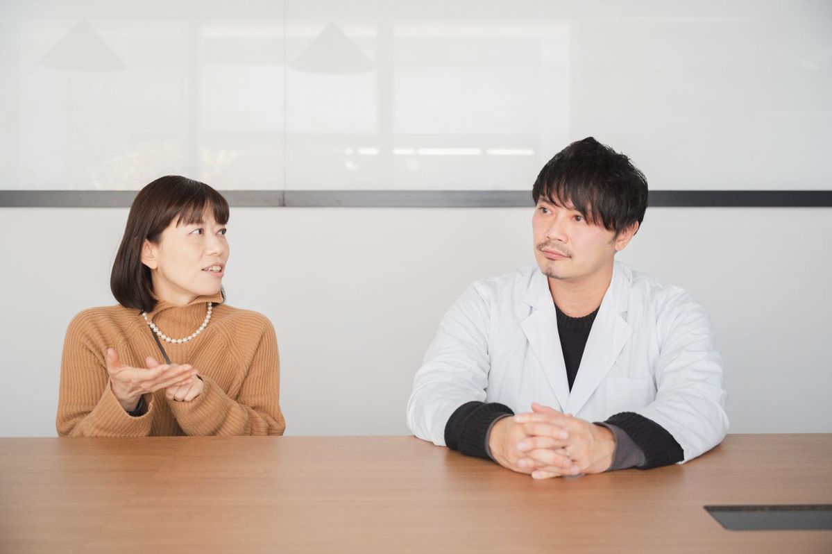 サキュレアクトのクリーム開発について語る塩原代表と研究員