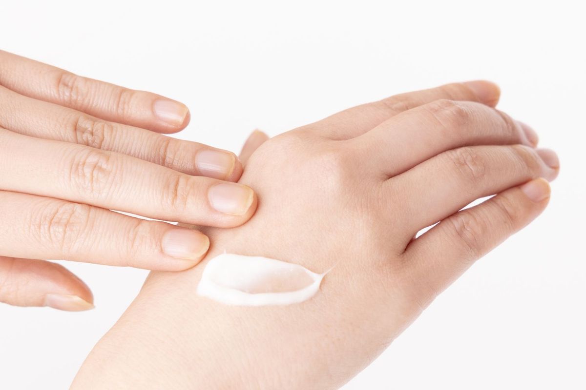 サキュレアクト「FIVE THIRTY Night-care cream」を手にとったところ