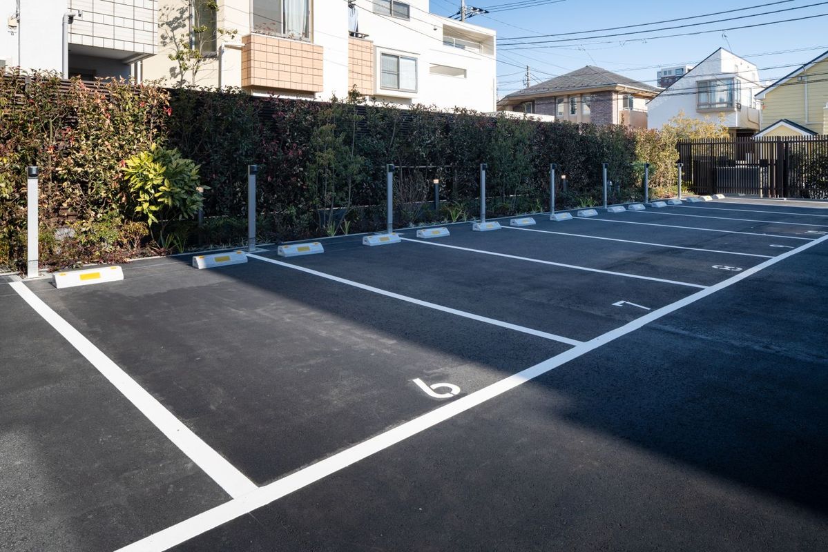 EV自動車充電区画を備えた駐車場の写真