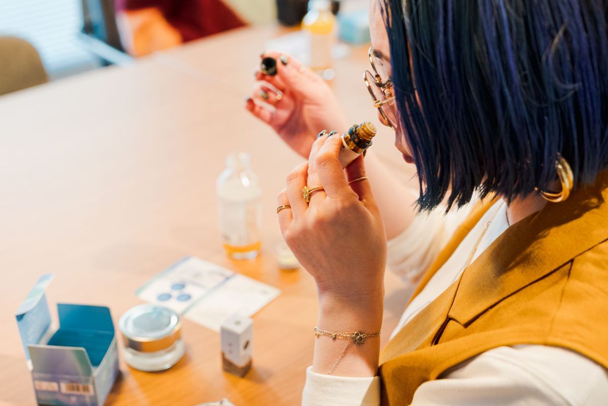 サキュレアクト×ELEMINISTのイベントで、精油の香りをかぐ