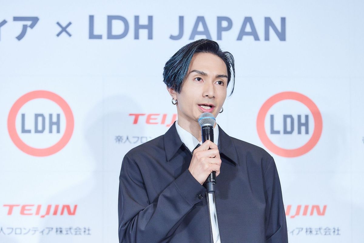 記者発表会でトークをする橘氏