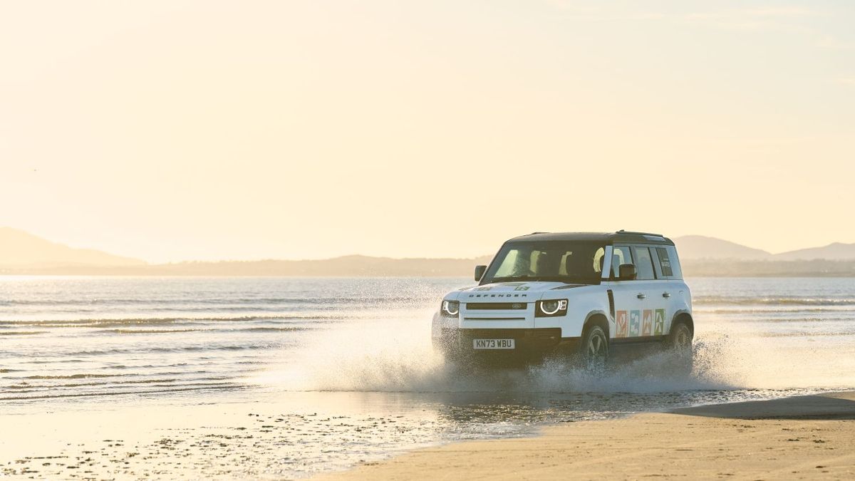 水辺を走るディフェンダー（DEFENDER）