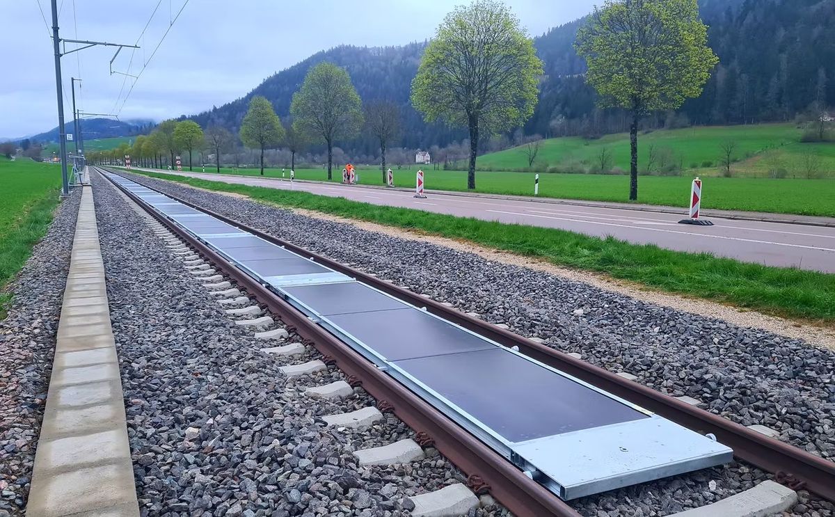 スイスで線路の間に太陽光パネルを設置するSun-Ways