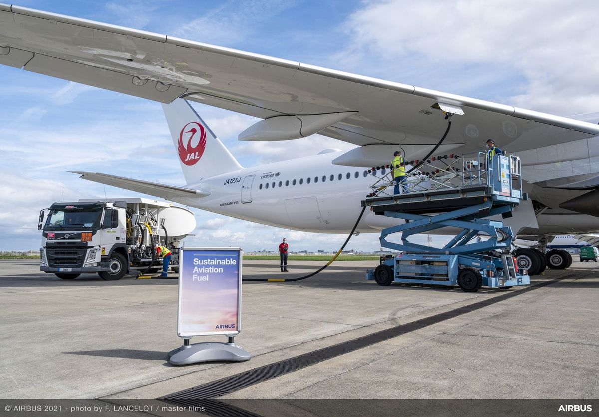 SAF(持続可能な航空燃料)を給油しているJALの飛行機