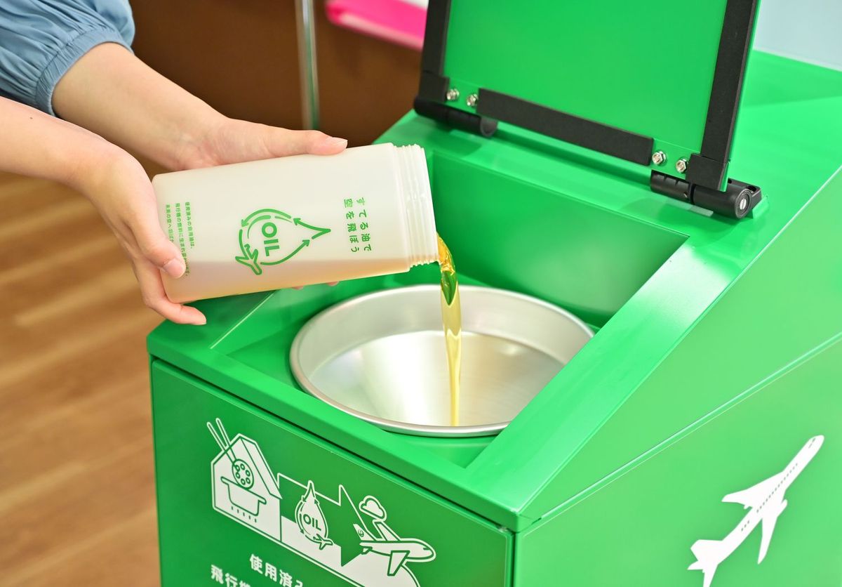 JALの「すてる油で空を飛ぼう」回収ボックスに廃食油を流し込んでいるところ