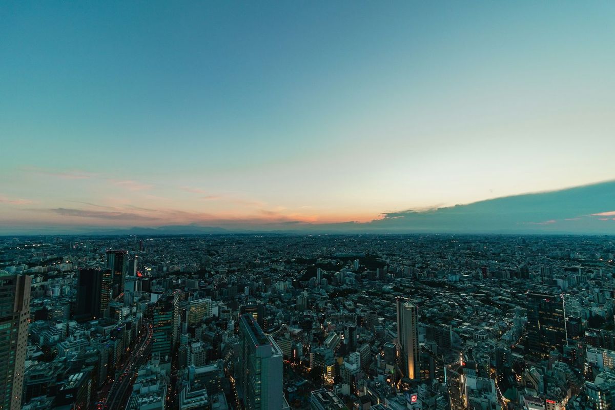東京の街並みと朝焼け