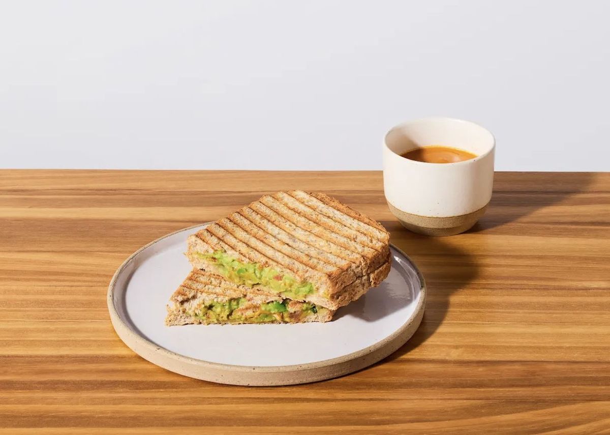 グリルドチーズサンドイッチwithトマトスープ アボカド＆大葉 メニュー写真